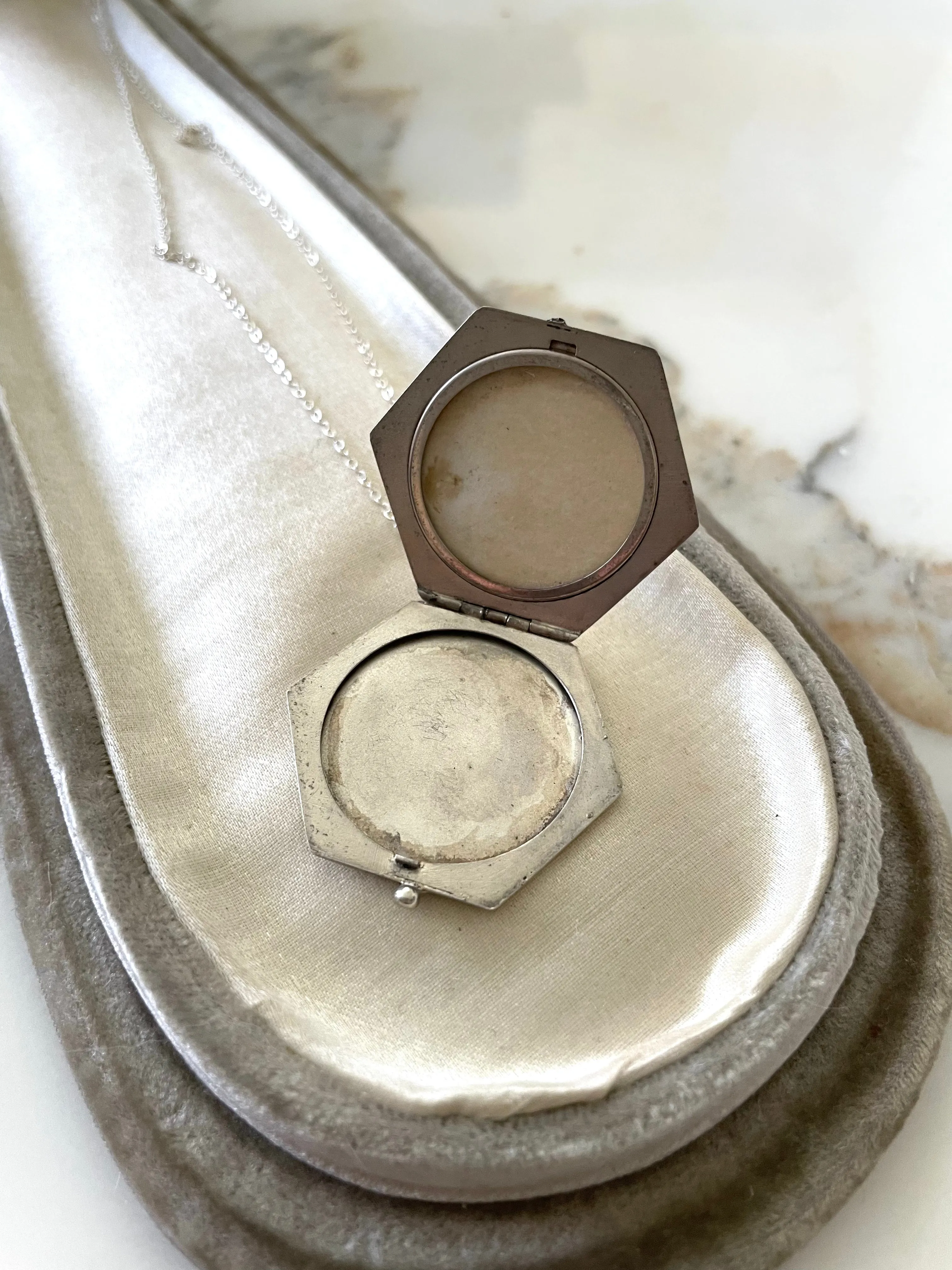 Vintage 1920s Laureate Locket